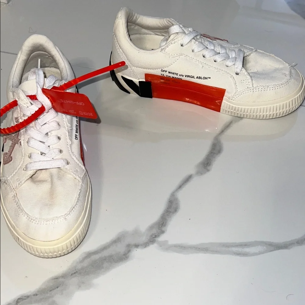 🚨SEND OFFERS🚨 Off-White White and Red Sneakers